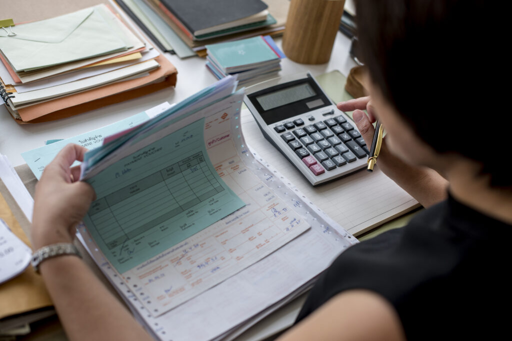 imagen de mujer haciendo calculos para pagar impuestos
